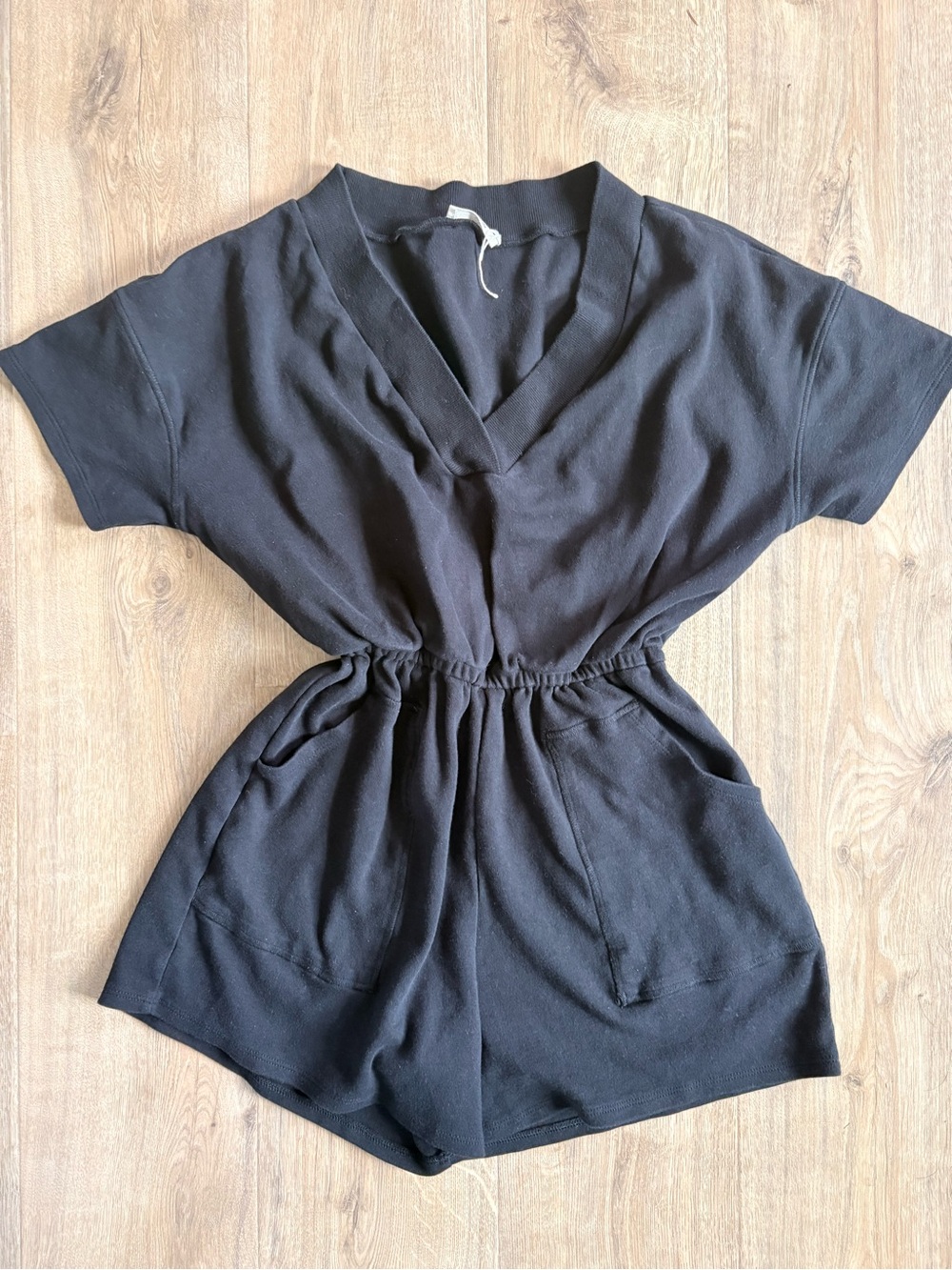 Zenana size medium Black V-Neck Short Sleeve Romper with pockets
